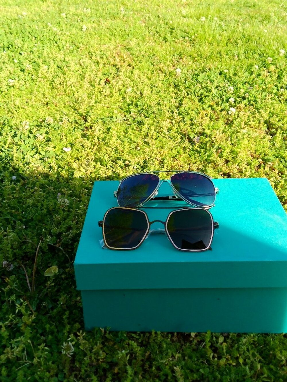 2 PR OF SUNGLASSES NEW IN PK HB